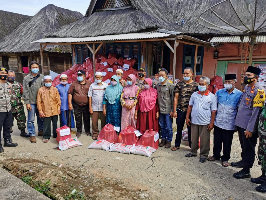 Manajemen PT SMGP Berbagi Kasih kepada 415 KK di Desa Sibanggor Julu dan Temui Keluarga Korban Meninggal Dunia