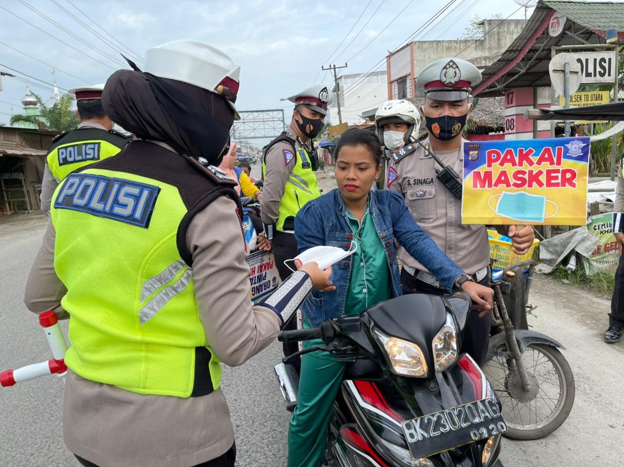 Satlantas Polres Tanjung Balai Rutin Bagikan Masker Gratis
