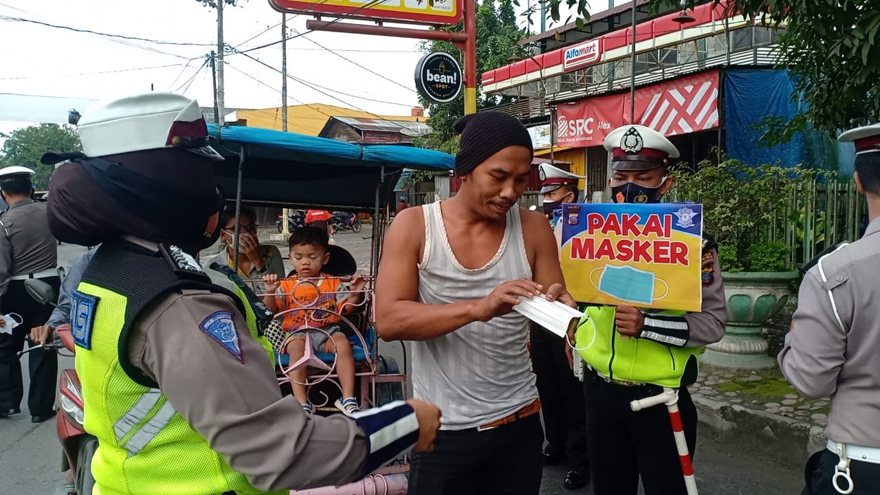Cegah Covid-19 Satlantas Polres Tanjung Balai Bagikan Masker Geratis ke Masyarakat