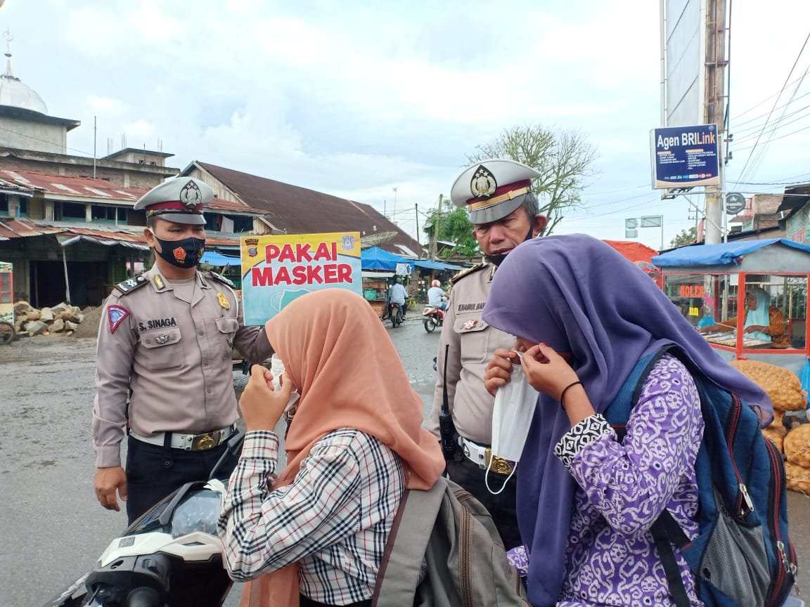 Satlantas Berikan Masker Gratis kepada Masyarakat Langgar Protkes
