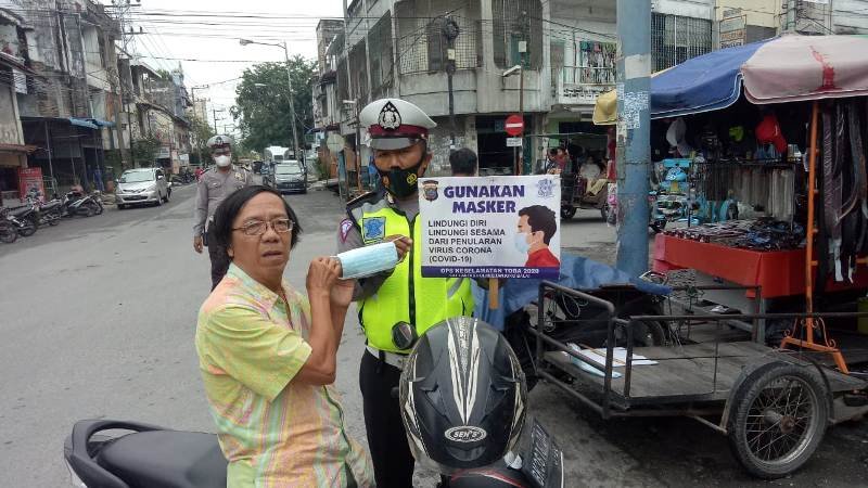Satlantas Polres Tanjung Balai Berikan Masker kepada Pelanggar Protkes