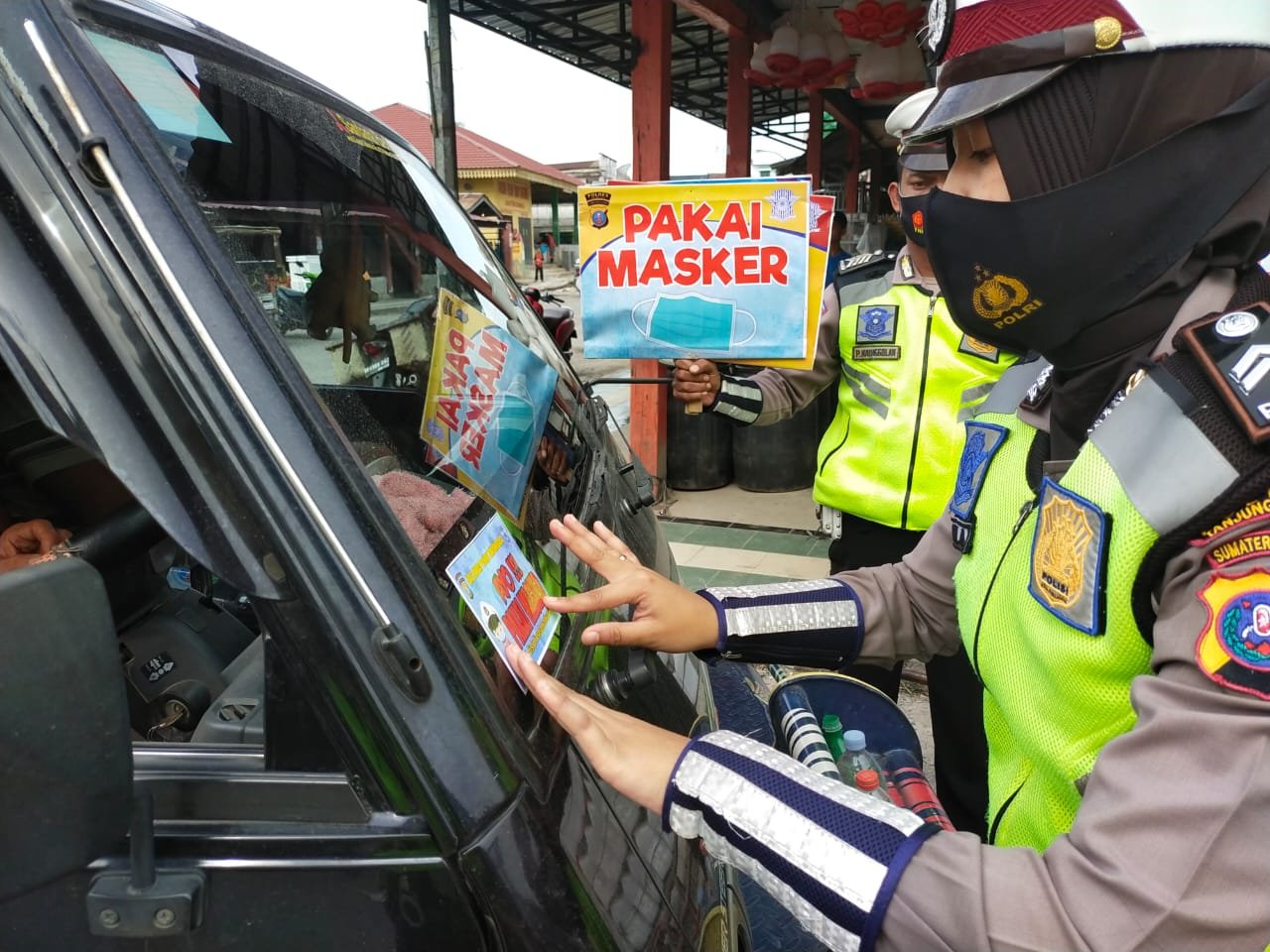 Imbau Masyarakat Gunakan Masker, Sat Lantas Polres Tanjung Balai Sosialisasi dengan Tempelkan Stiker