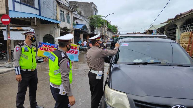 Sat Lantas Polres Tanjung Balai Tempelkan Stiker 