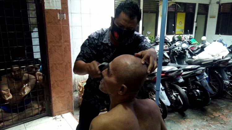 Cegah Penyebarab Corona, Kanit Reskrim Polsek Medan Area Pangkas Rambut Tahanan