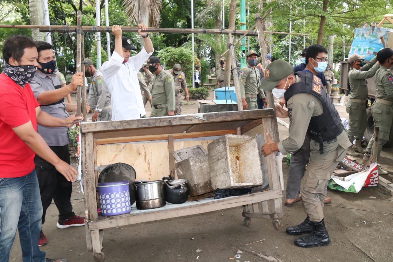 Satpol PP Kota Medan Tertibkan PK5 di Seputaran Lapangan Merdeka