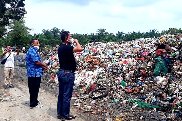 Darma Wijaya Turun Langsung Atasi Sampah di TPA Belidaan