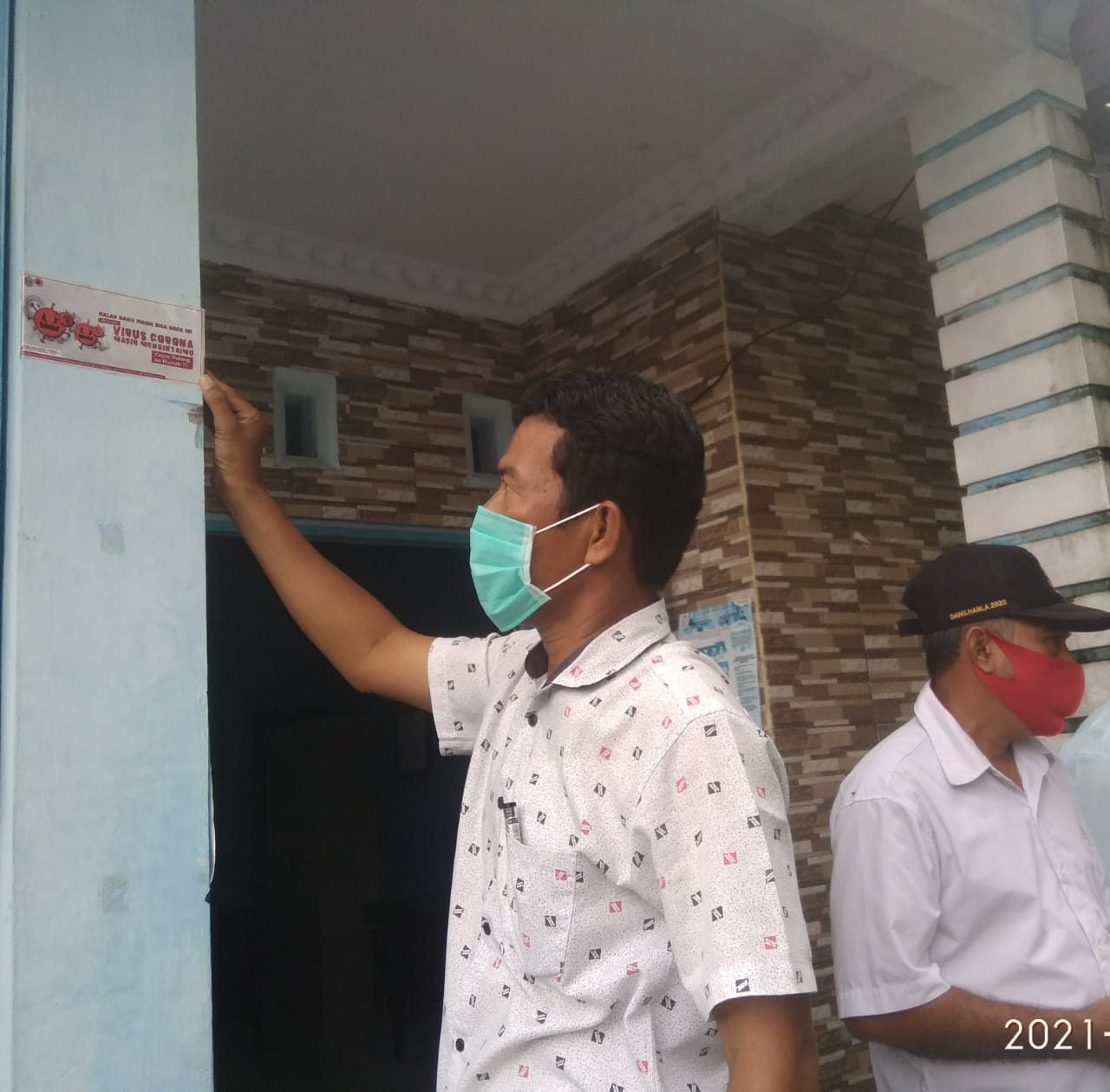 Pemdes Regemuk Tempel Stiker Himbauan Tentang Bahaya Covid-19.