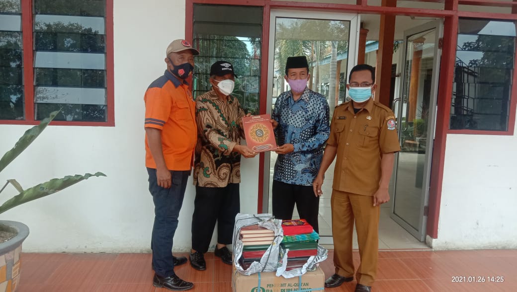 Riadil Akhir Lubis Infak Alquran ke Pesisir Pantai Labu