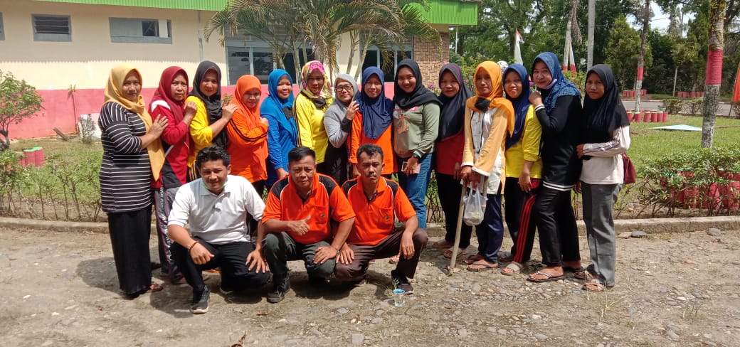 Lawan Covid I9 Istri Karyawan Kantor PTPN IV Lakukan Gotong Royong Dan Olahraga
