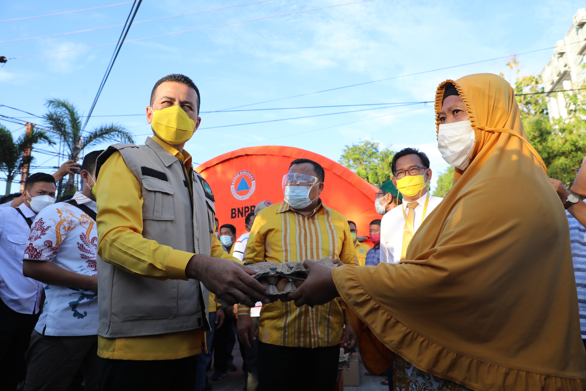 Wagub Musa Rajekshah Berikan  Bantuan Korban Kebakaran di Sibolga