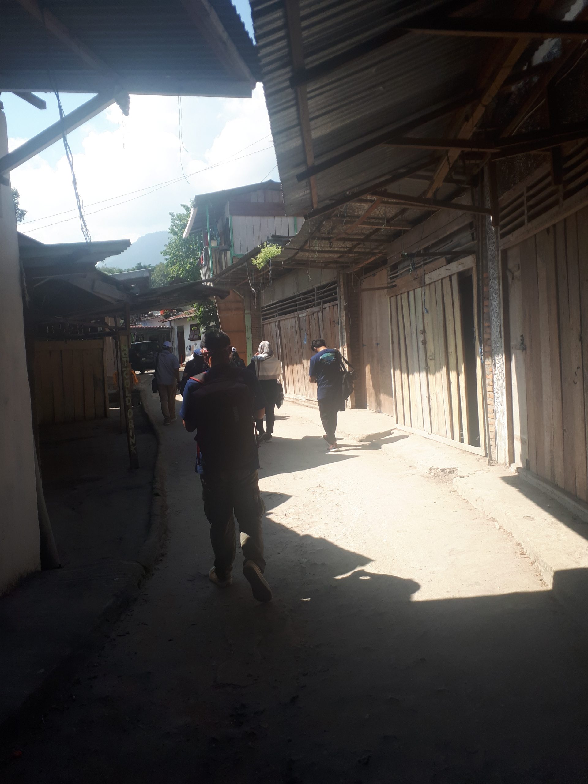 Penjual Souvenir Kampung Ambarita Mati Suri