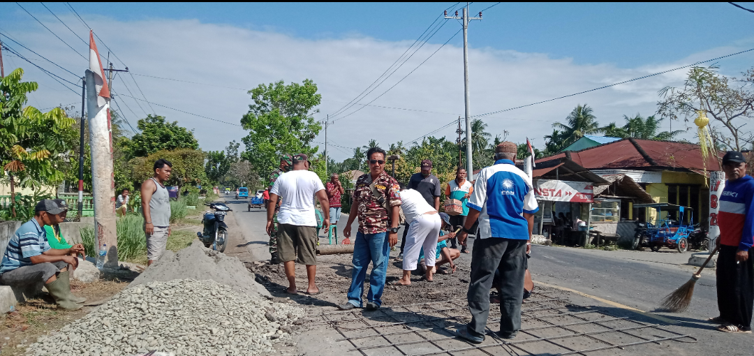 Menanti Tak Pasti,Elemen Masyarakat Perbaiki Sendiri Gorong Gorong Amblas Di Jalinsum Gebang