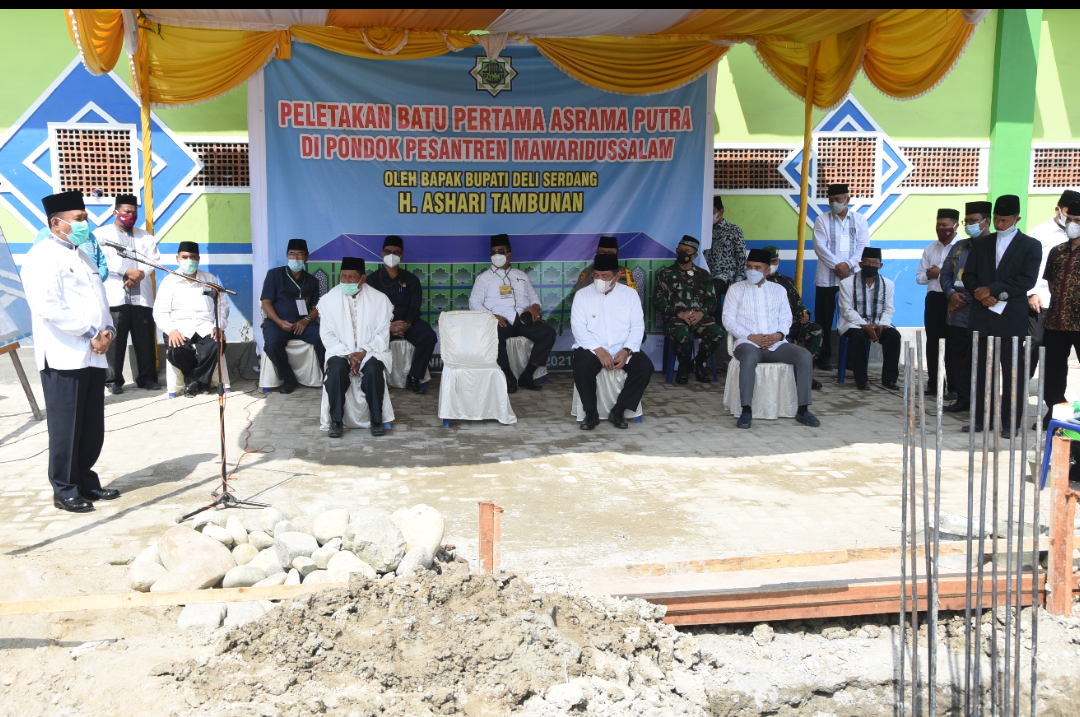Bupati Ashari Tambuna Lakukan Peletakan Batu Pertama Pembanguna Asrama Putra Pesantren Mawaridussalam