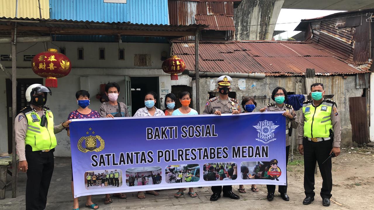 Sat Lantas Polrestabes Medan Semprotkan Disinfektan dan Bagikan Masker