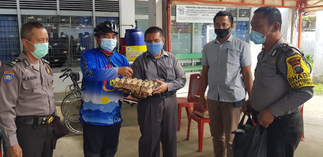 Polsek Medan Baru Serahkan Bansos ke Persatuan Tuna Netra Indonesia