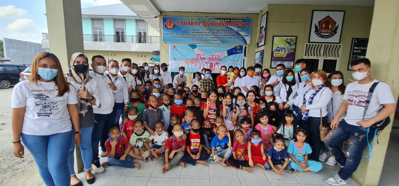 Manajemen PT Rifan Financindo Berjangka (RFB) Cabang Medan Bakti Sosial di Dua Panti Asuhan