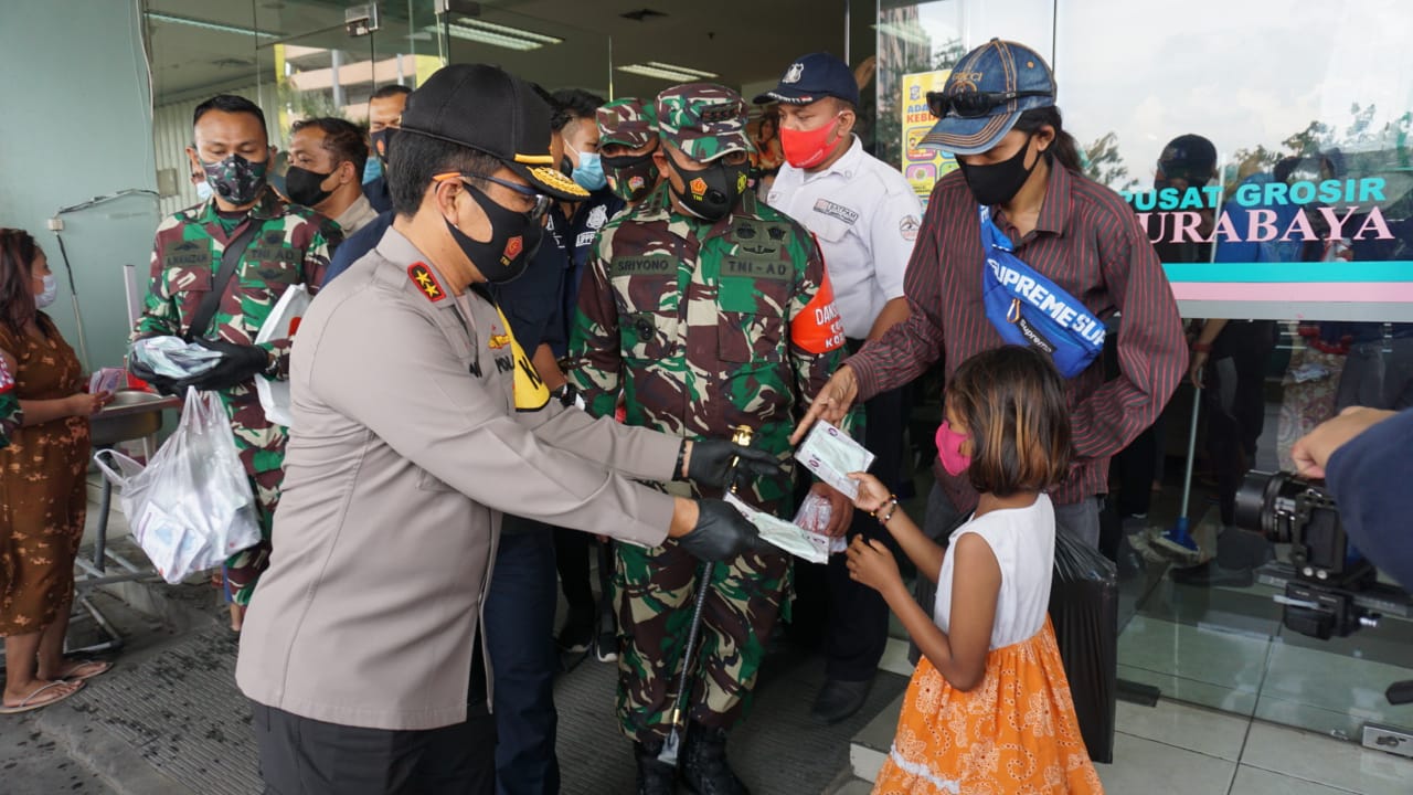 Forkopimda Jatim, Bagikan 25 Ribu Masker Pengunjung dan Pedagang di PGS