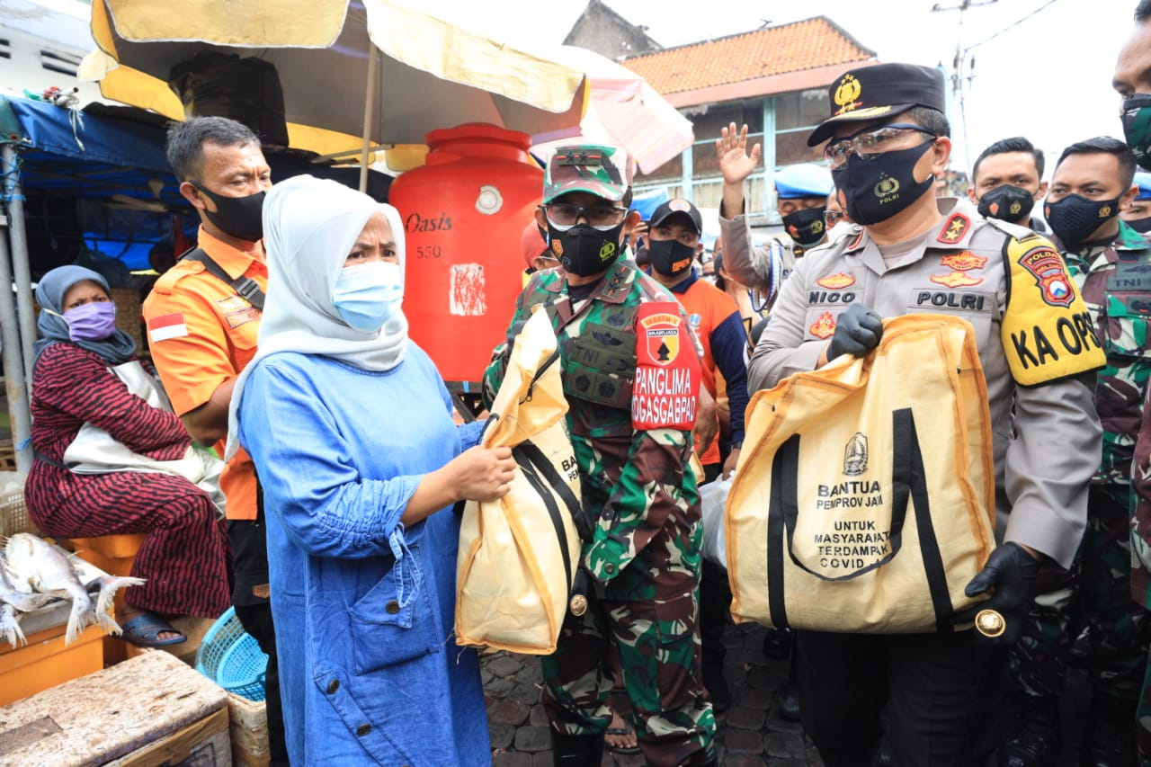 Bantu Warga, Forkopimda Jatim Bagikan 20 Ribu Masker dan 5 Ribu Paket SembakoÂ 