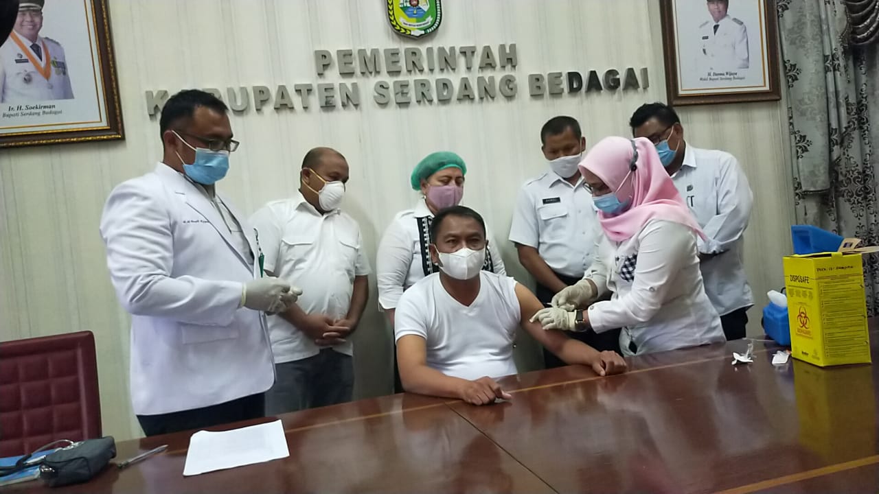 Pastikan Aman Bagi Masyarakat, Wabup Sergai Orang Pertama Disuntik Vaksin Sinovac Covid-19