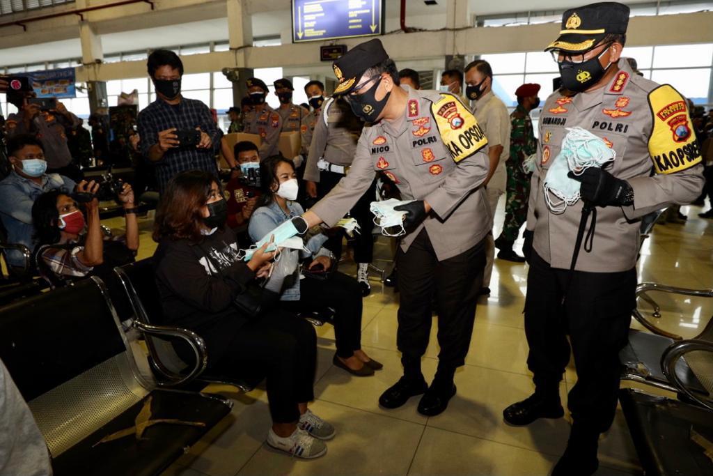 Pangdam V Brawijaya, Pangkoarmada II dan Kapolda Jatim tinjau Prokes dan Bagi masker serta Sembako