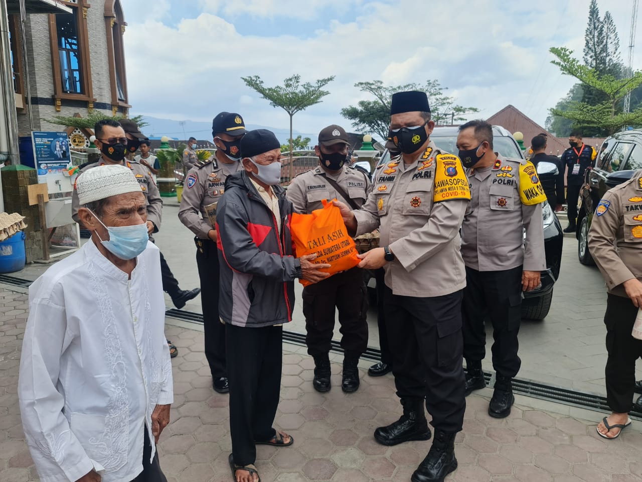 Situasi Pandemi Covid-19, Kapolda Sumut Bagikan Sembako Kepada Warga Seputaran Mesjid Raya Taqwa Parapat Simalungun