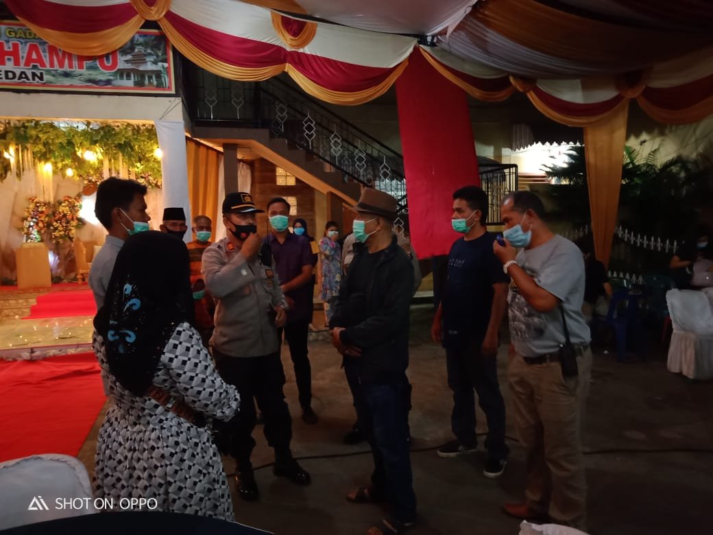 Polsek Medan Area Ops Yustisi Tindak Pelanggar Protkes dan Bagikan Masker Geratis