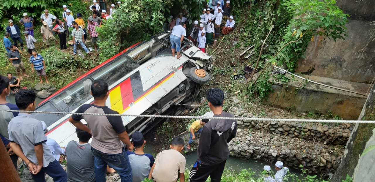 Diduga Akibat Hilang Kendali, Bus Pariwisata Terperosok Kedalam Sungai, 3 Meninggal Dunia