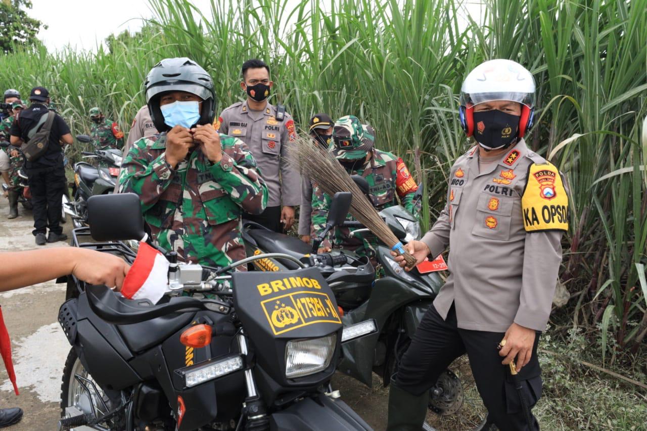 Kapolda Jatim Puji Bhabinsa dan Bhabinkantibmas yang Bawa Sapu Lidi Untuk Bersihkan Rumah Warga Korban Banjir di Jombang