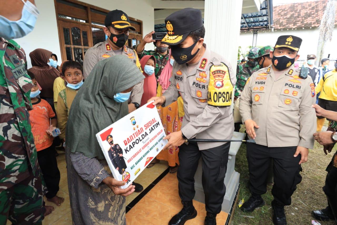 Kapolda Jatim Tinjau Posko KesehatanÂ  dan Berikan Bantuan SosialÂ  Korban Banjir di Jombang