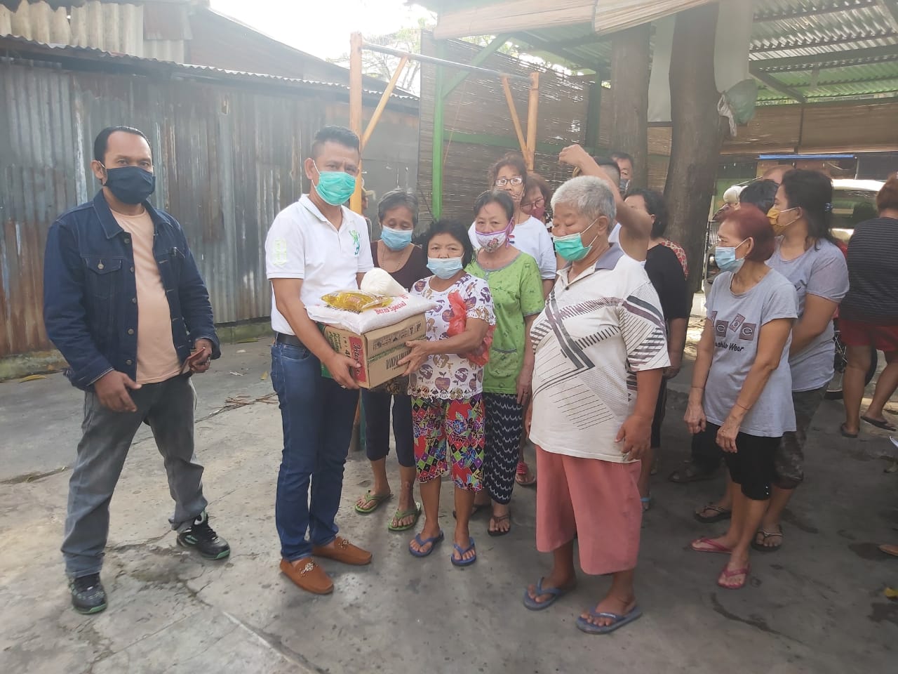 Di Hari Pers Nasional Ke 75, Ketua Pewarta Chairum Lubis Bagikan Sembako Kepada Warga Thionghoa Yang Merayakan Imlek