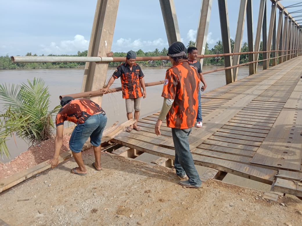 Jembatan Terpanjang di Labuhanbatu Diperbaiki Kader Pemuda Pancasila Kec. Panai Tengah
