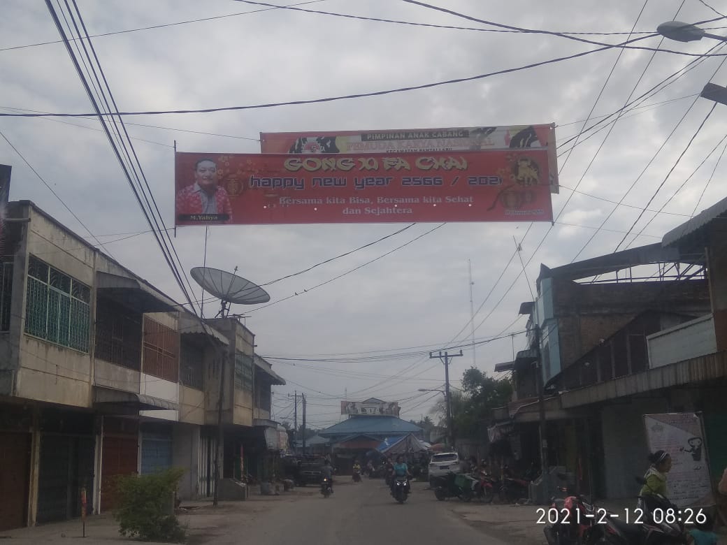 Pimpinan Orkes Melayu Mas merah Pasang Spanduk Gong Xi Fa Cai