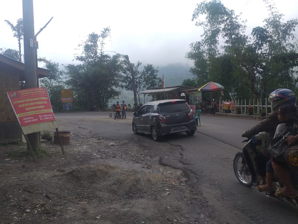 Terindikasi Lakukan Pungli,Â  Di Jalan Masuk Pemandian Air Panas, Sejumlah Warga Akan Diadukan