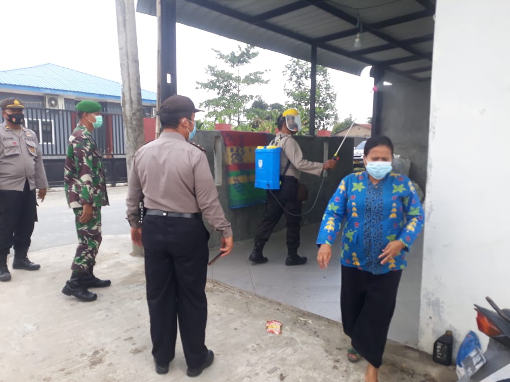 Polsek Beringin lakukan penyemprotan disinfektan
