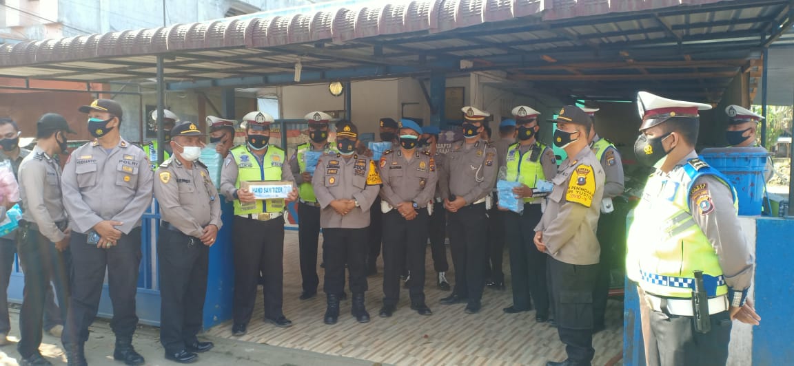 Polres Langkat Bagikan Masker dan Hand Sanitizer ke Pengguna Jalan