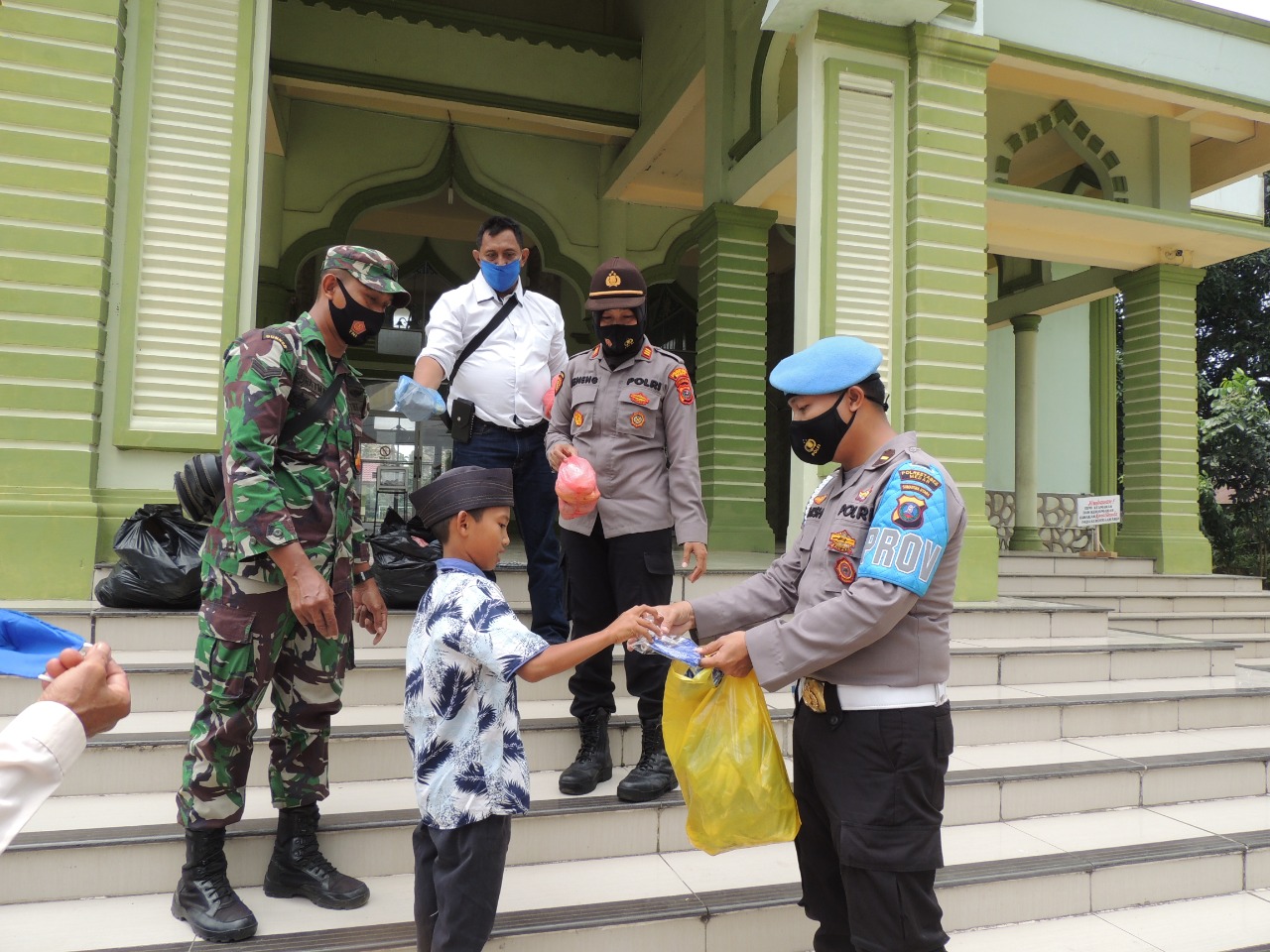 Jumat Barokah, Polsek Patumbak Berbagi Nasi Bungkus dan Masker ke Jemaah Masjid Al-Huda