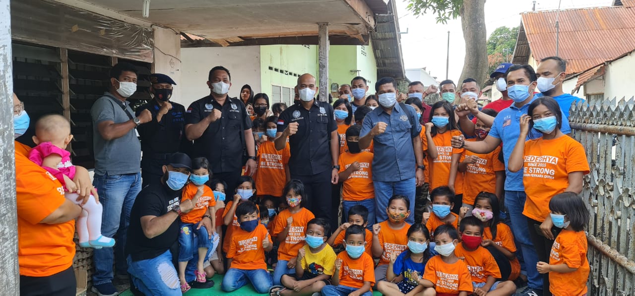 Kunjungi Komunitas Kebaktian Anak-anak Yededhya, Kasat Narkoba Polrestabes Medan Bagikan Paket Sembako