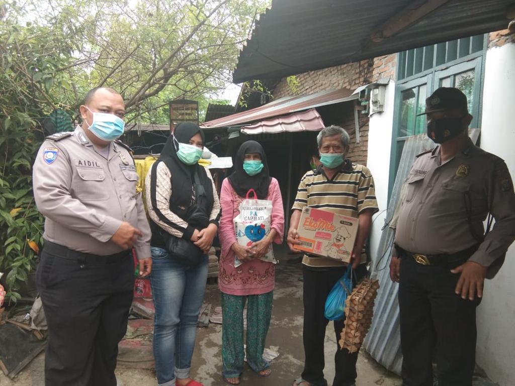 Jumat Barokah Polsek Medan Timur Berbagi Sembako kepada Warga Terdampak Covid-19