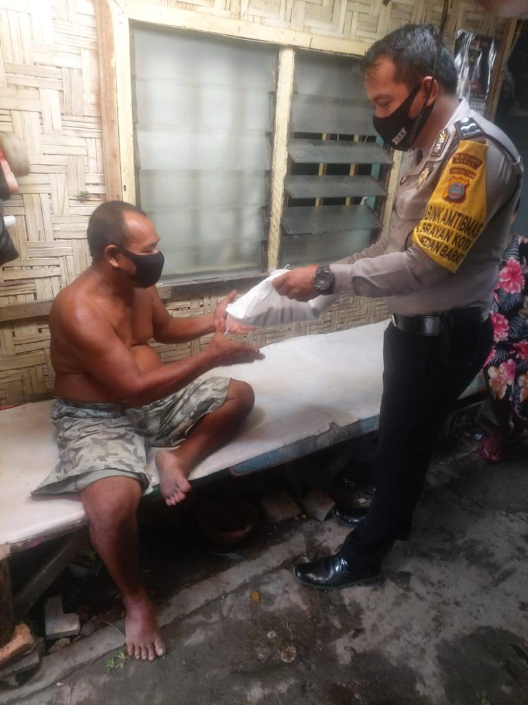 Kapolsek Medan Barat Distribusikan 30 Karung Beras kepada Warga Terdampak Covid-19