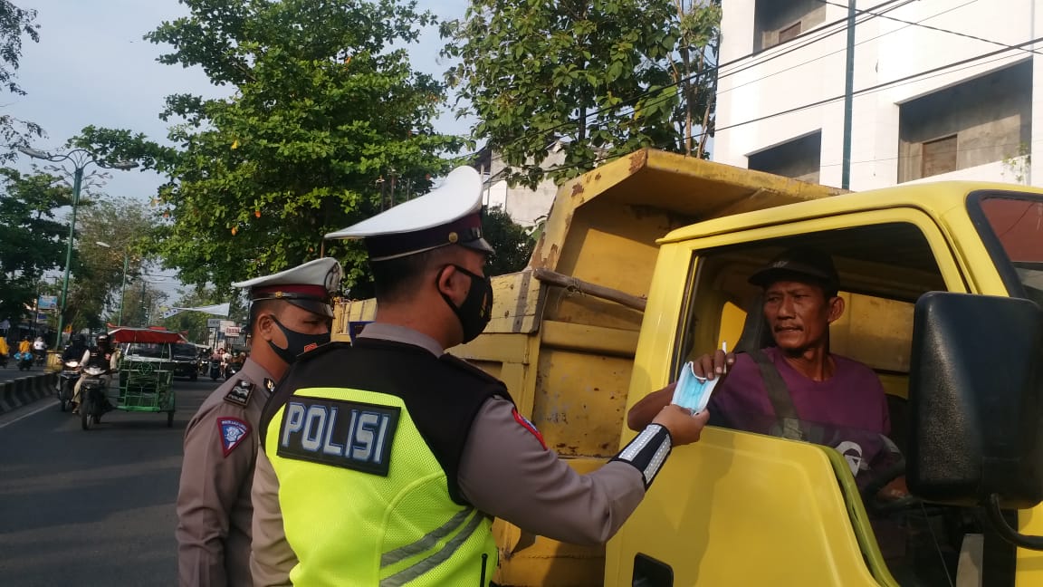 Bagikan Masker Secara Geratis, Satlantas Polres Tanjung Balai Rutin Imbau Masyarakat Patuhi Protkes