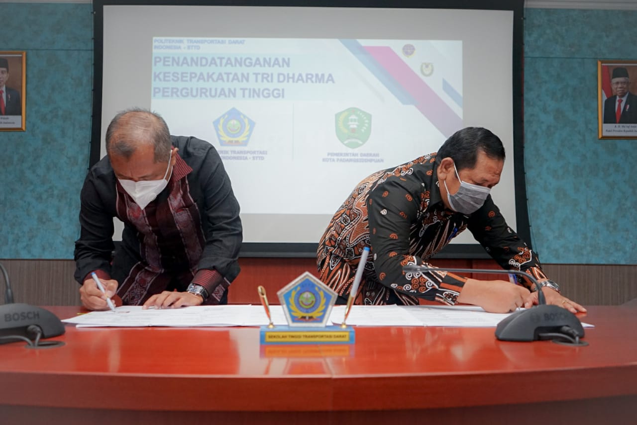 Walikota Irsan Efendi Nasution Teken Kesepakatan Tri Dharma PT Dengan PTDI - STTD