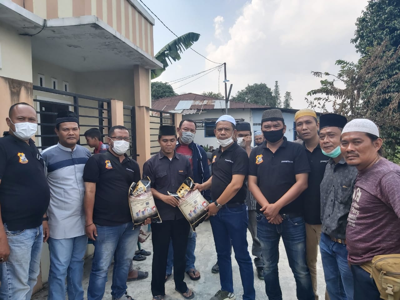 Melayat ke Rumah Duka Kartini Tumanggor, Ketua Pewarta Polrestabes Medan Berikan Santunan