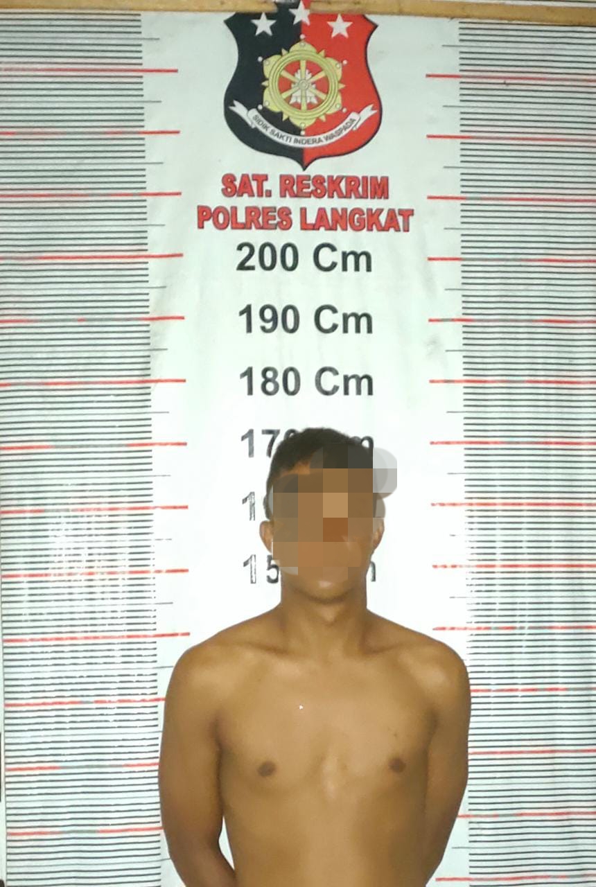Sikat Mesin Doorsmer, Terekam CCTV Raju Digelandang Ke Polsek Pangkalan Brandan
