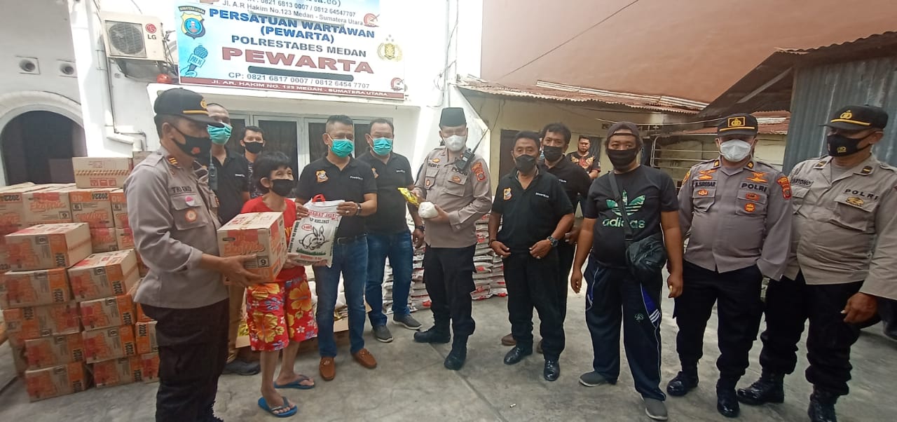 Sambut Imlek 2021, Pewarta Bagikan Bantuan Sembako kepada Warga Tionghoa Beragama Budha