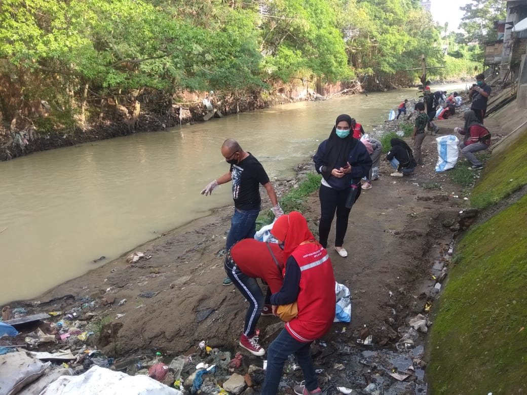 Komunitas di Medan Aksi Bersih Sungai Terkumpul 1 Ton Sampah