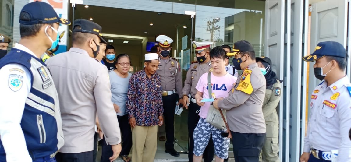 Kapolres Batubara Pimpin Bagikan Masker Gratis ke Masyarakat