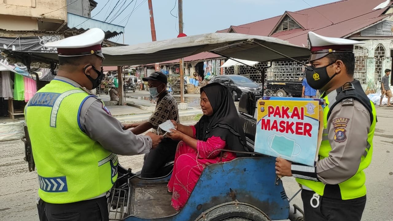Satlantas Bagikan Masker Grtais Ajak Masyarakat Hidup Sehat