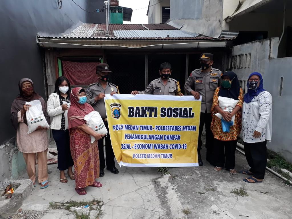 Baksos Polsek Medan Timur Bagikan Sembako kepada Masyarakat Kurang Mampu