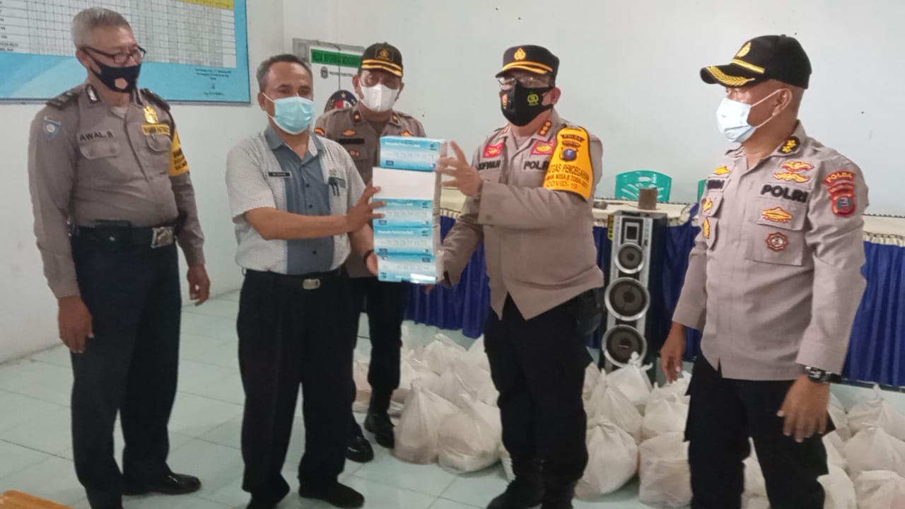 Ingatkan Masyarakat Tetap Terapkan Prokes, Kapolda Sumut Bagikan 100 Paket Bansos Khusus Bagi Warga Terdampak Covid-19