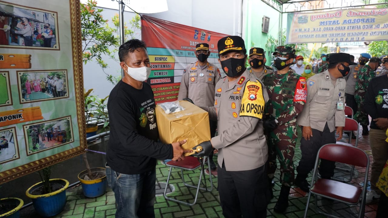 Kunjungi Kampung Tangguh Semeru, Pangdam V/Brawijaya dan Kapolda Jatim Beri Motivasi Warga Perangi Covid-19